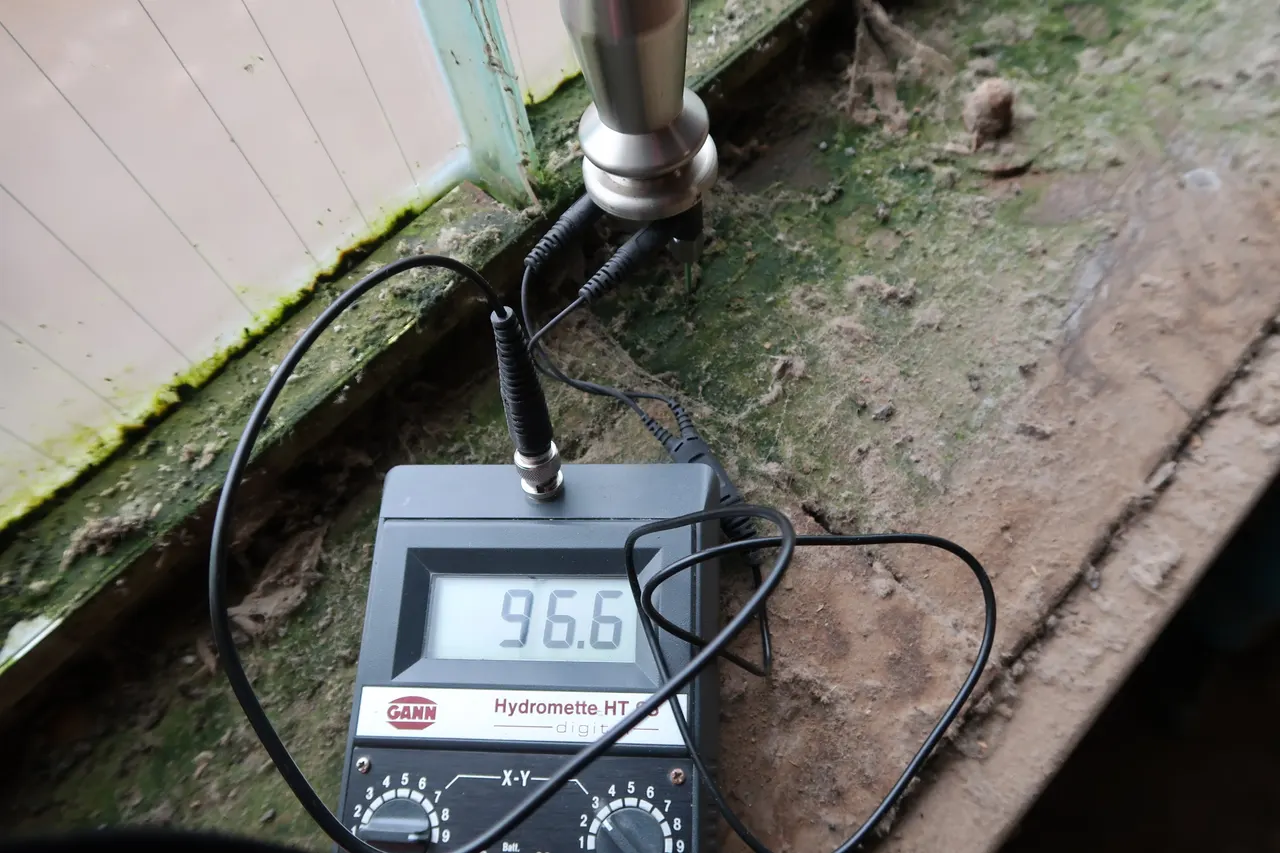 Moisture measurement of a wood component, representative material assessment